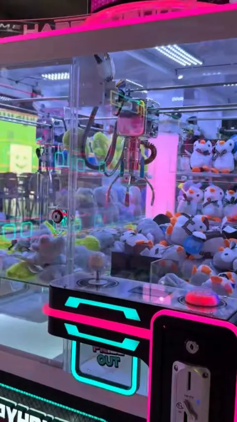 Máquina de gancho con peluches