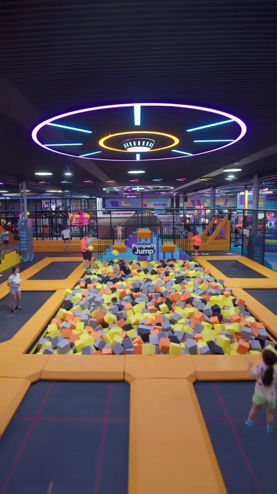 Arena de camas elásticas conectadas con foso de foam al fondo