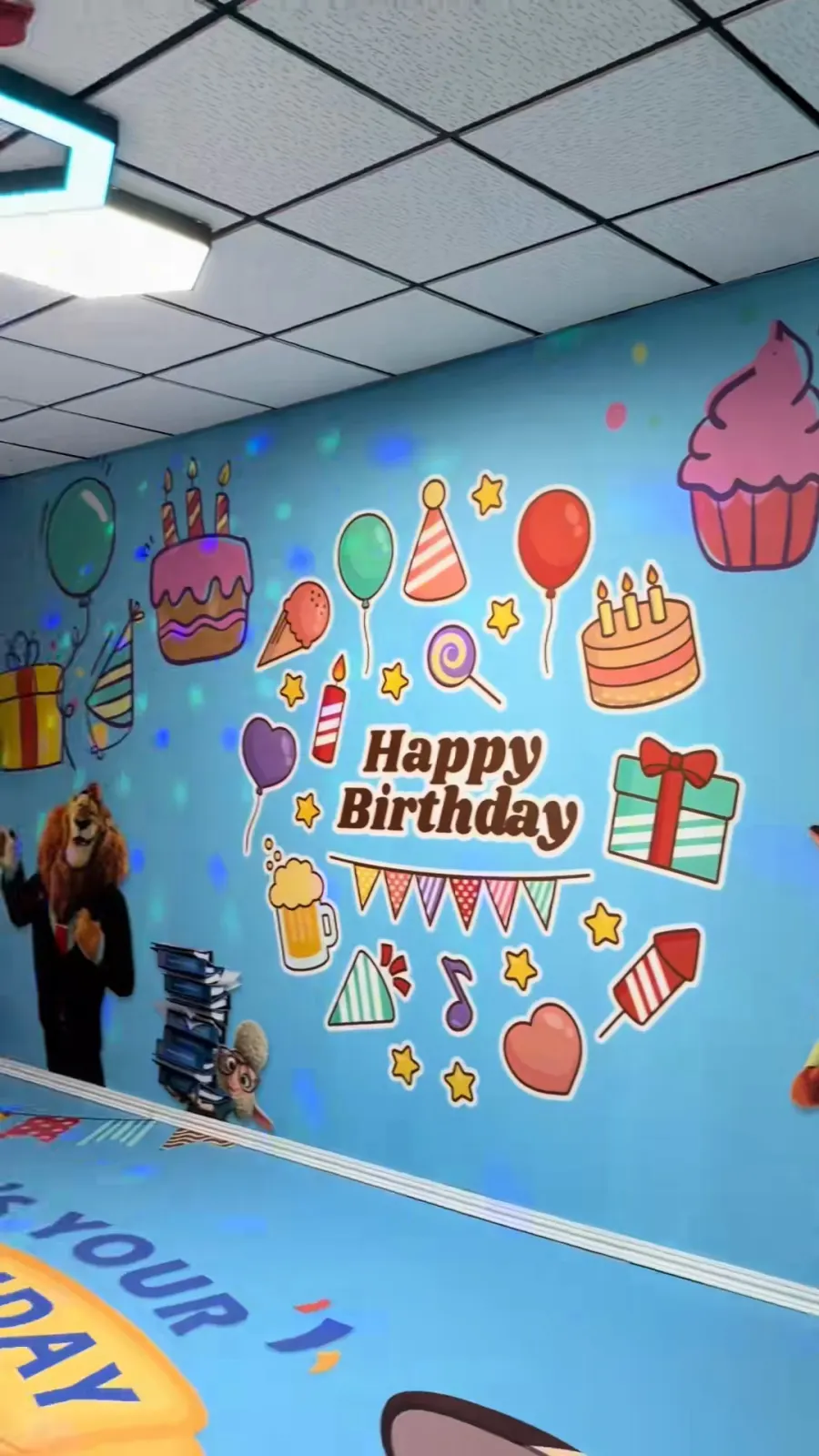 Sala de cumpleaños decorada con mural Happy Birthday