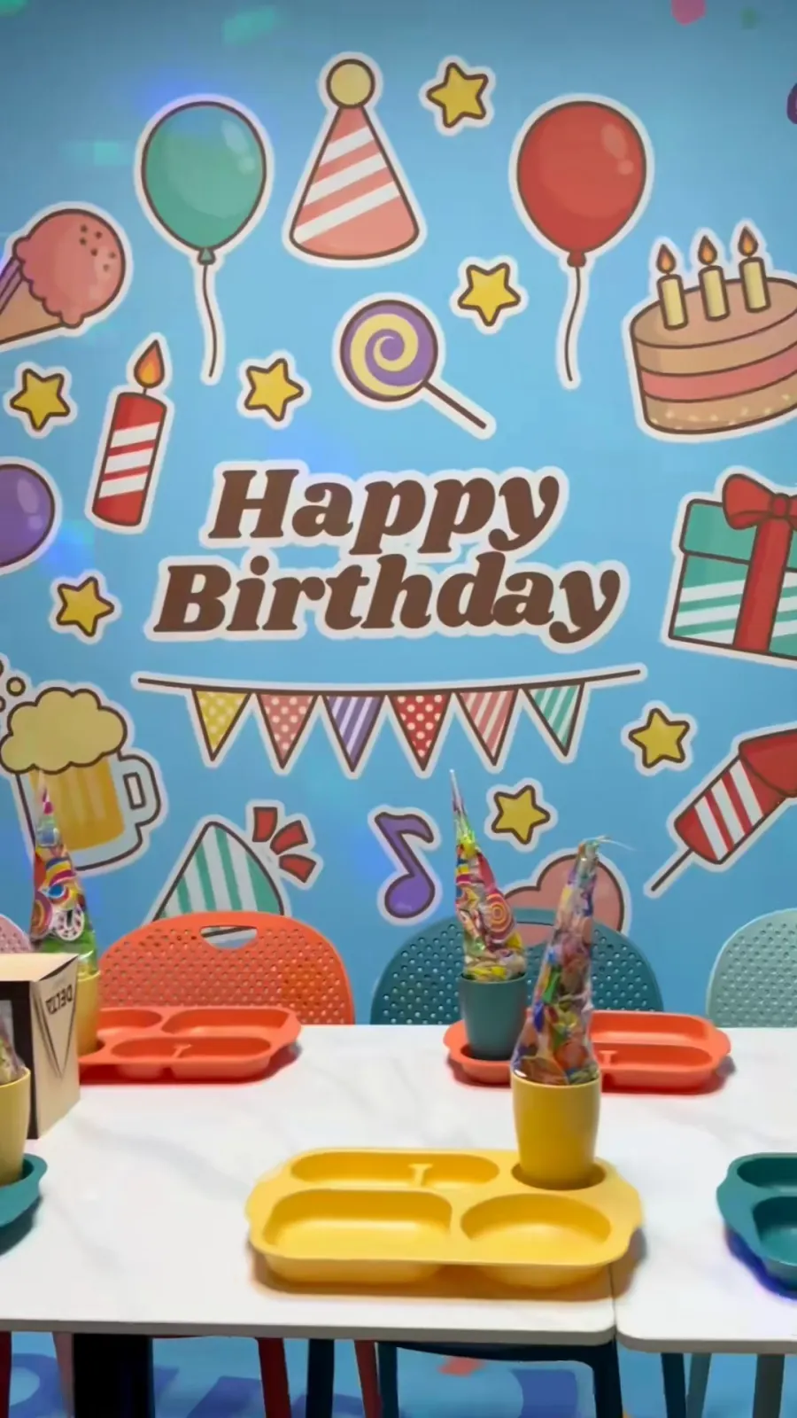 Mesa preparada en la sala Happy Birthday