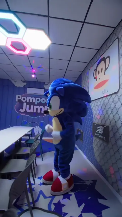Sonic visitando la zona de mesas
