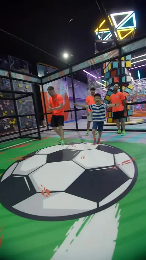 Pista de fútbol vista desde arriba con el balón dibujado en el suelo