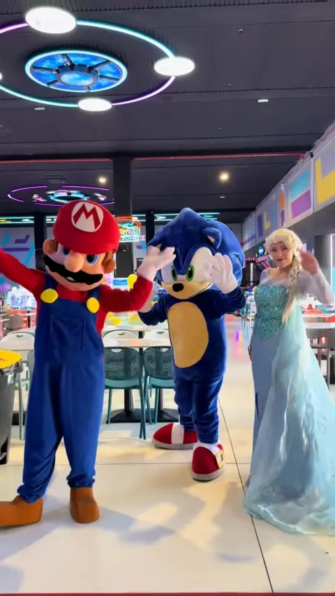 Mario, Sonic y Elsa en el parque