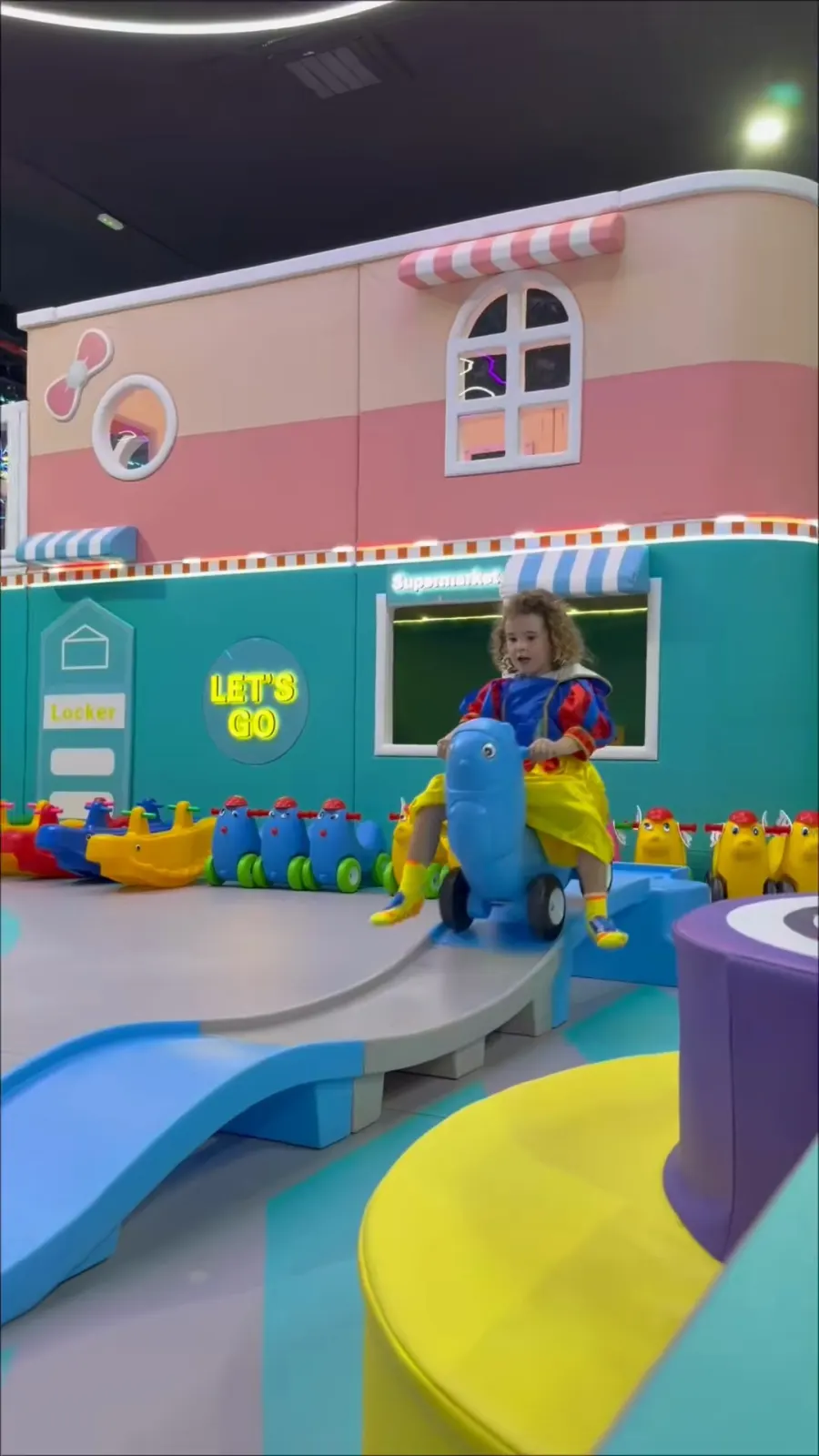 Zona de juego del Parque Kids con casita y tobogán