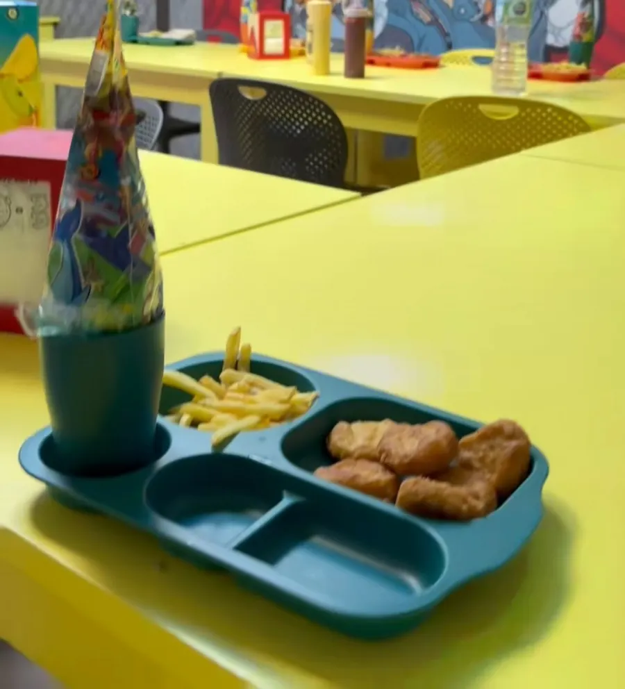 Bandeja de merienda con nuggets, patatas y bebida