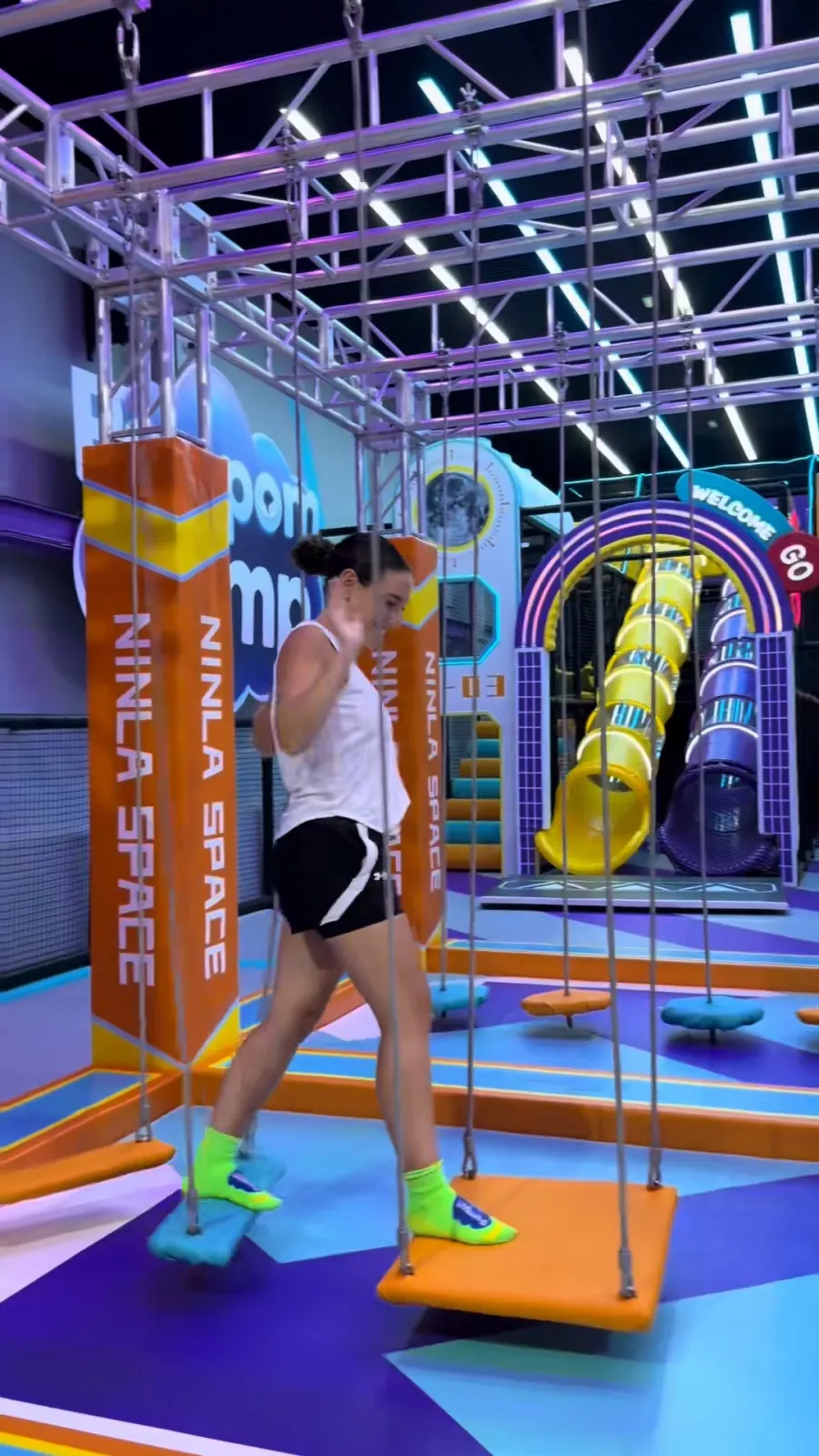 Chica superando el circuito Ninja Space